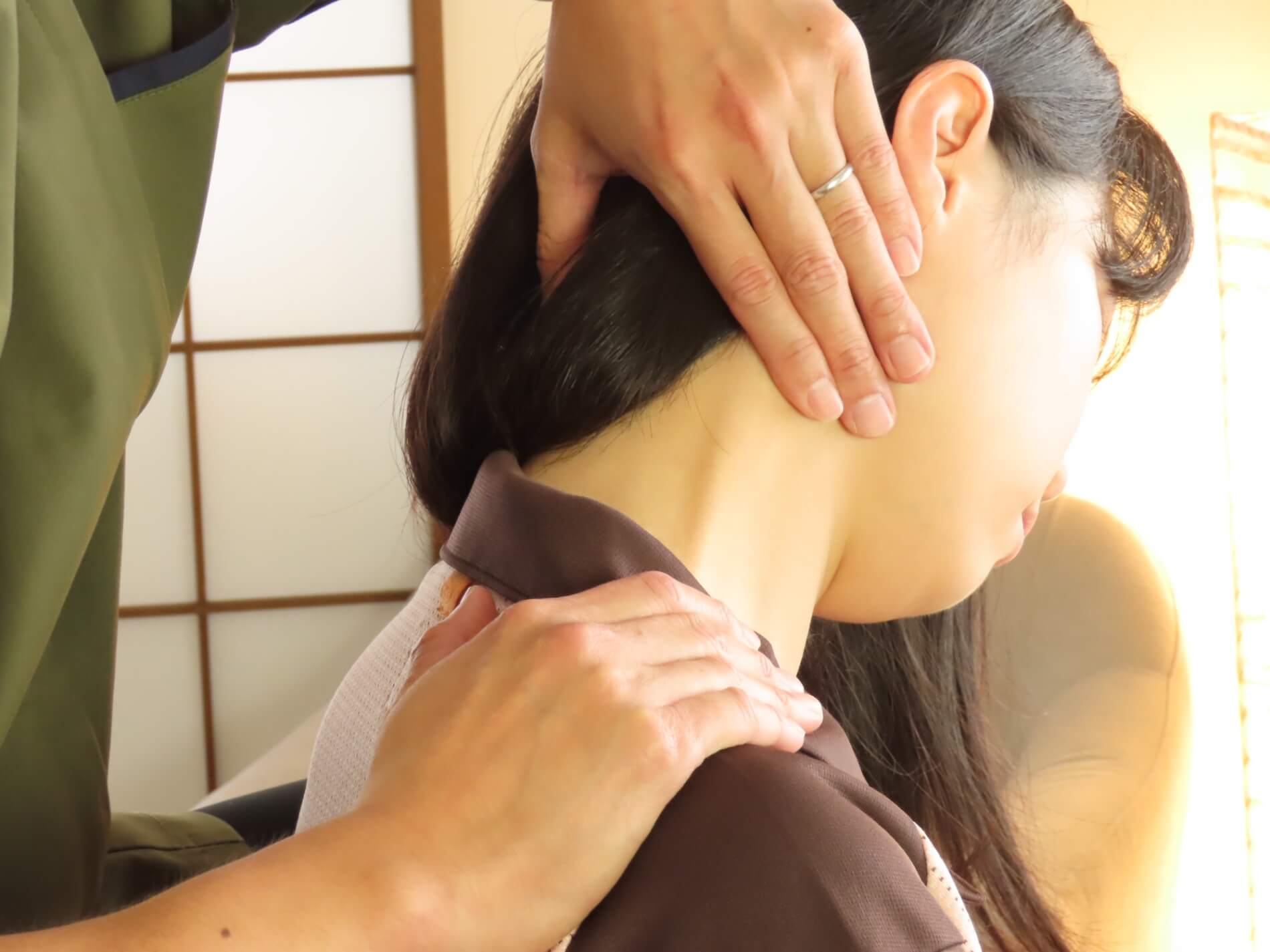 首の痛みを緩和するセルフケアの様子